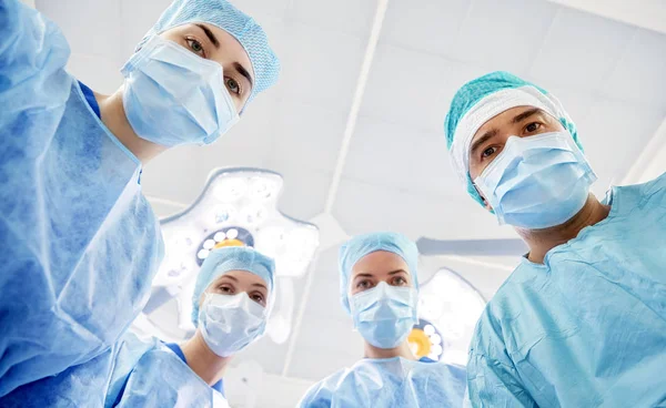 Gruppo di chirurghi in sala operatoria in ospedale — Foto Stock