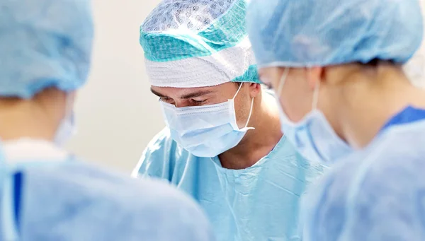 Groupe de chirurgiens en salle d'opération à l'hôpital — Photo