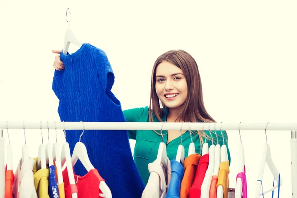 Gelukkige vrouw kiezen kleding thuis kledingkast — Stockfoto