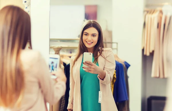 Frau macht Spiegel-Selfie mit Smartphone im Geschäft — Stockfoto