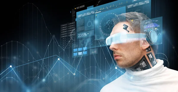 Людина в окулярах віртуальної реальності і мікрочіпі — стокове фото