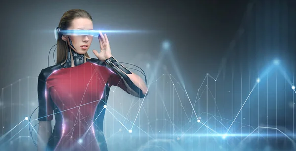 Frau mit Virtual-Reality-Brille und Mikrochip — Stockfoto