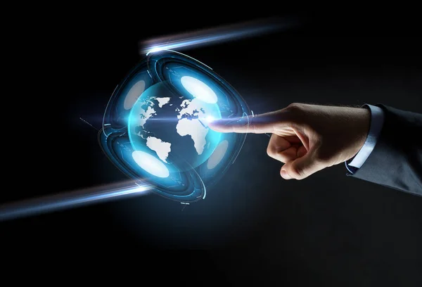 De wijzende vinger van de hand naar virtuele aarde projectie — Stockfoto