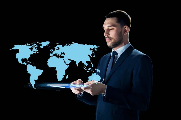 Hombre de negocios con tablet pc y mapa del mundo —  Fotos de Stock