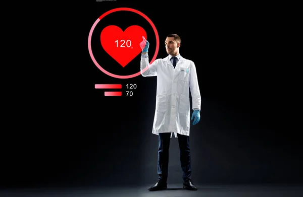 医者や科学者が投影で心拍数 — ストック写真