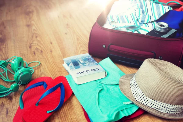 Primo piano della borsa da viaggio con vestiti e roba — Foto Stock