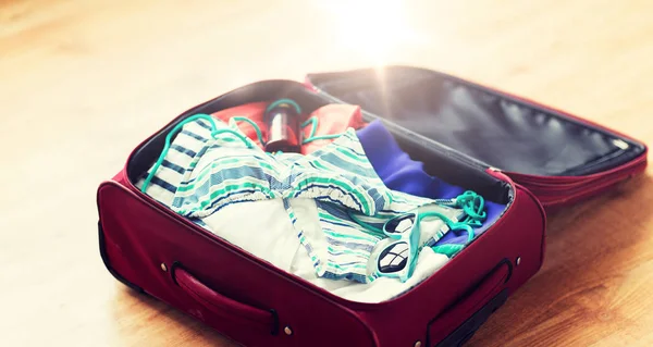 Nahaufnahme der Reisetasche mit Strandkleidung — Stockfoto