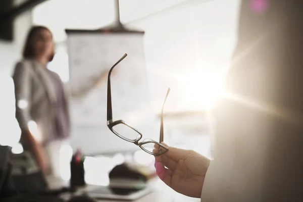 Affärsman med glasögon på presentationen i office — Stockfoto