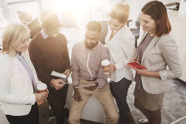 Geschäftsteam mit Tablet-PC und Kaffee im Büro — Stockfoto