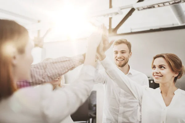 Happy business team maken high five op kantoor — Stockfoto