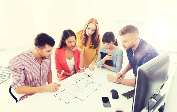 Kreativ-Team mit Blaupause im Büro — Stockfoto