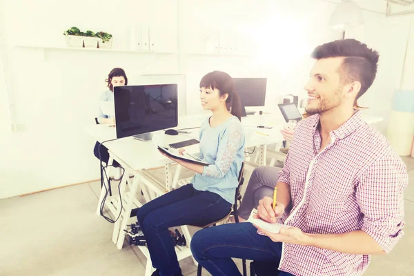 Équipe créative sur conférence ou séminaire au bureau — Photo