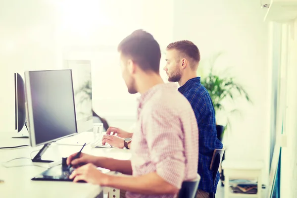 Kreativer Mann oder Student mit Computer im Büro — Stockfoto