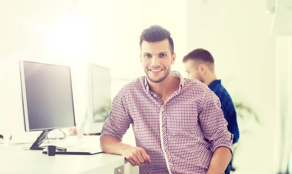 Homem criativo feliz com computador no escritório — Fotografia de Stock