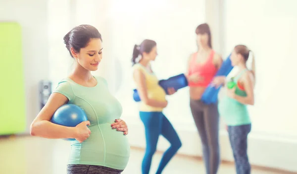 Boldog terhes nő a labda-ban tornaterem — Stock Fotó