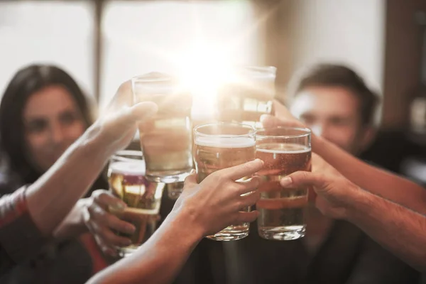 Happy vrienden drinken bier bij bar of pub — Stockfoto