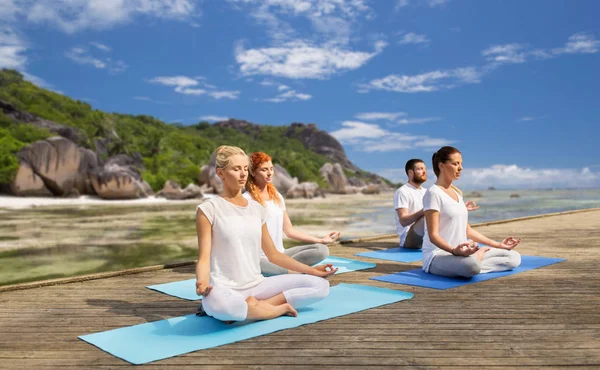 Mensen mediteren in yoga lotus pose buitenshuis — Stockfoto