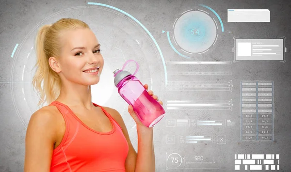 Donna sportiva sorridente con bottiglia d'acqua — Foto Stock