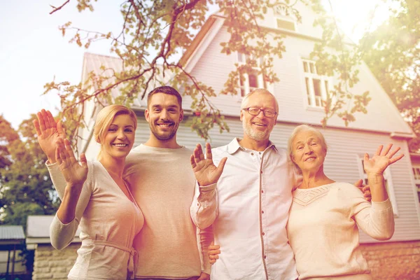 Família feliz na frente da casa ao ar livre — Fotografia de Stock