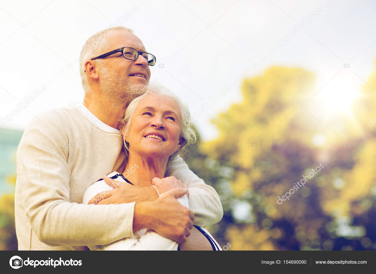 Любовь долголетие. Счастливые пожилые. Счастливая пара пожилых людей. Счастливые и Здоровые пожилые люди. Влюбленные старики.