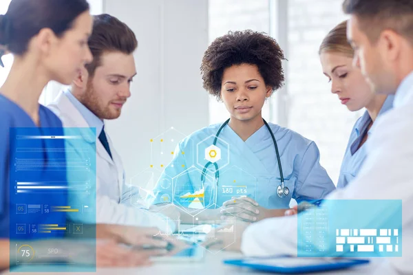 Group of happy doctors meeting at hospital office — Stock Photo, Image