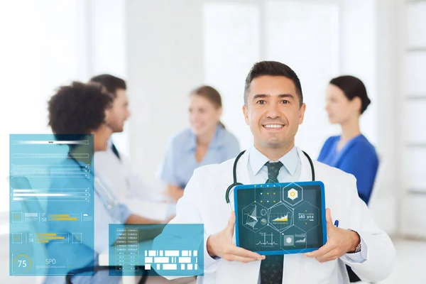 Щасливий лікар з планшетним ПК над командою в клініці — стокове фото