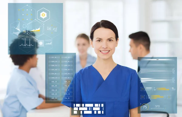 Lyckligt leende läkare eller sjuksköterska på sjukhus — Stockfoto