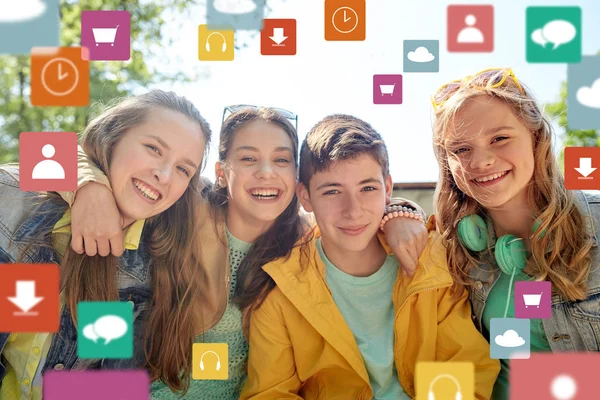 Feliz adolescentes amigos ao ar livre — Fotografia de Stock