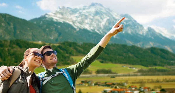 Gelukkige paar met rugzakken reizen in de hooglanden — Stockfoto