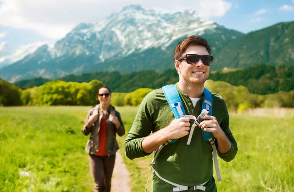 Feliz pareja con mochilas senderismo al aire libre — Foto de Stock