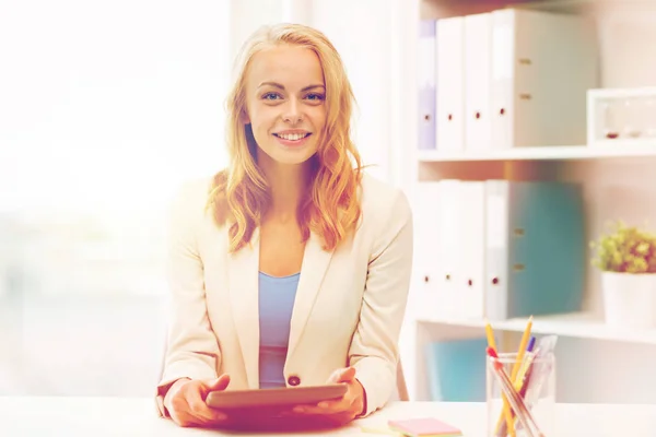 Bizneswoman lub student z tabletem w biurze — Zdjęcie stockowe