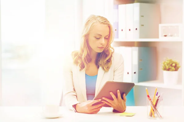 Geschäftsfrau oder Studentin mit Tablet-PC im Büro — Stockfoto