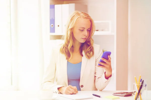 Messaggistica donna d'affari su smartphone in ufficio — Foto Stock