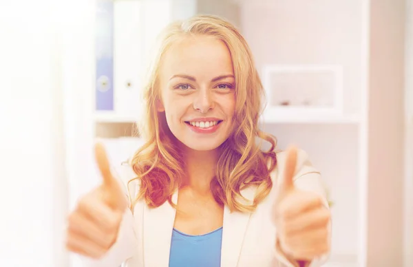 Mulher de negócios feliz mostrando polegares no escritório — Fotografia de Stock