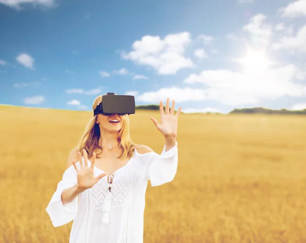 Mujer en realidad virtual auriculares en el campo de cereales — Foto de Stock