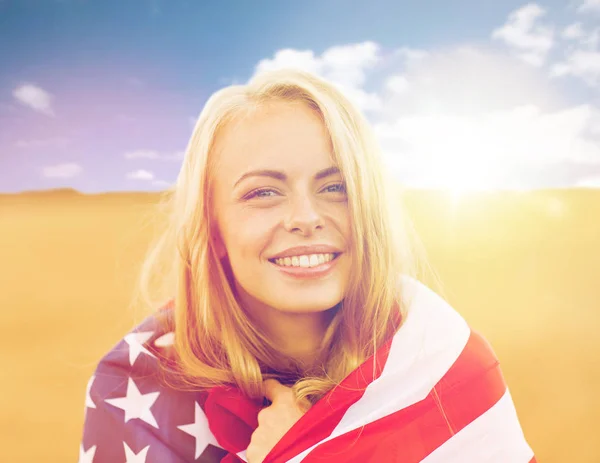 Щаслива жінка в американському прапорі на зерновому полі — стокове фото