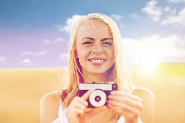 Jovem feliz com câmera de filme ao ar livre — Fotografia de Stock