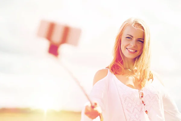 Jeune femme heureuse prenant selfie par smartphone — Photo
