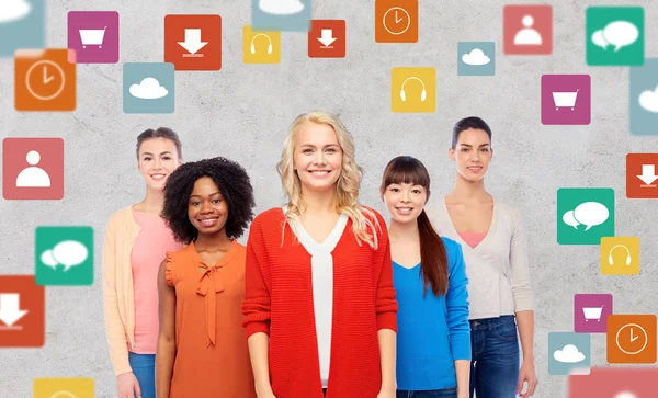 Gruppo internazionale di donne sorridenti felici — Foto Stock