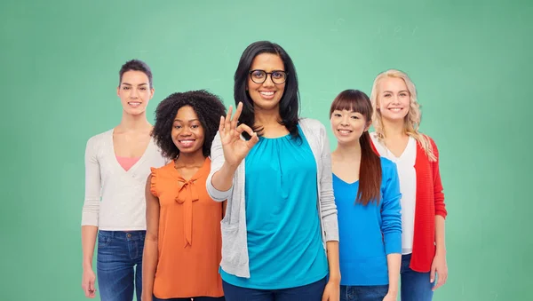 Grupo internacional de mulheres felizes mostrando ok — Fotografia de Stock