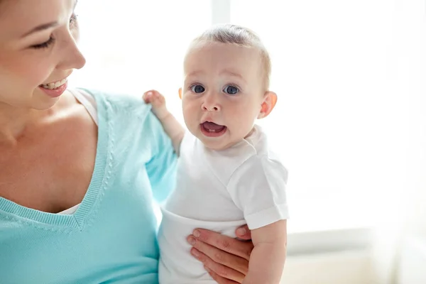 Feliz joven madre con pequeño bebé en casa — Foto de Stock