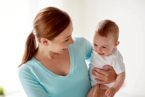 Feliz joven madre con pequeño bebé en casa —  Fotos de Stock