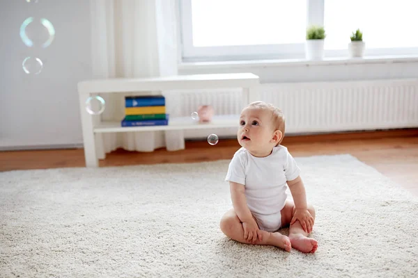 Bebé feliz con burbujas de jabón en casa —  Fotos de Stock