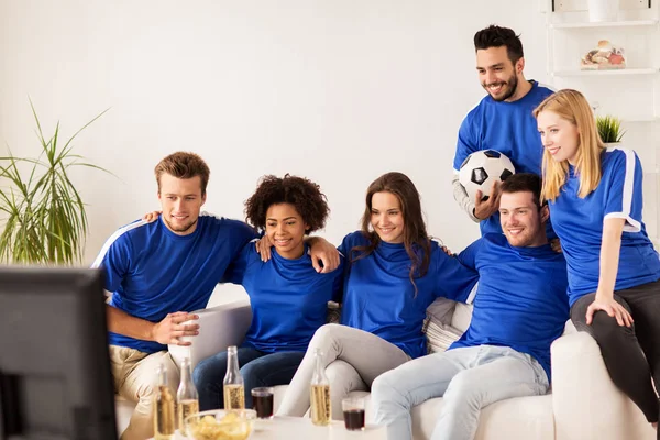 Amigos o aficionados al fútbol viendo fútbol en casa —  Fotos de Stock