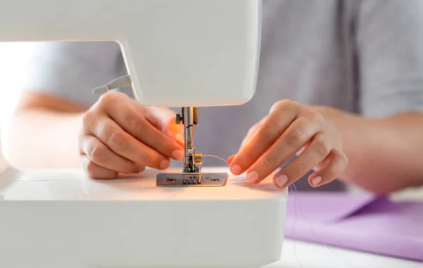 Skräddarsy kvinna threading nålen på symaskinen — Stockfoto