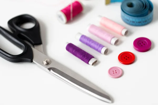 Nůžky, šicí knoflíky, nitě a magnetofon — Stock fotografie