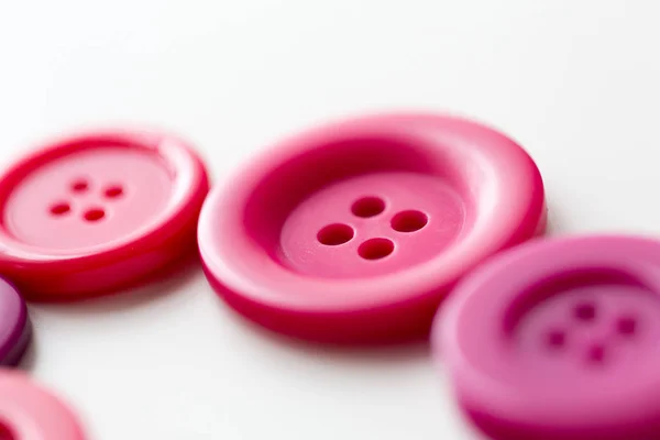 Κόκκινο και ροζ ράβοντας κουμπιά σε λευκό φόντο — Φωτογραφία Αρχείου