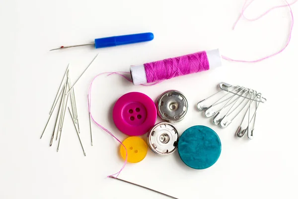 Botones de costura, agujas, alfileres y carrete de rosca — Foto de Stock