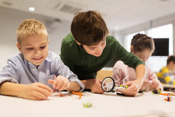 Щасливі діти будують роботи в школі робототехніки — стокове фото