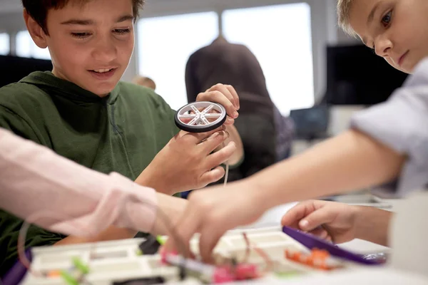 Anak-anak dengan peralatan bangunan di sekolah robotika — Stok Foto